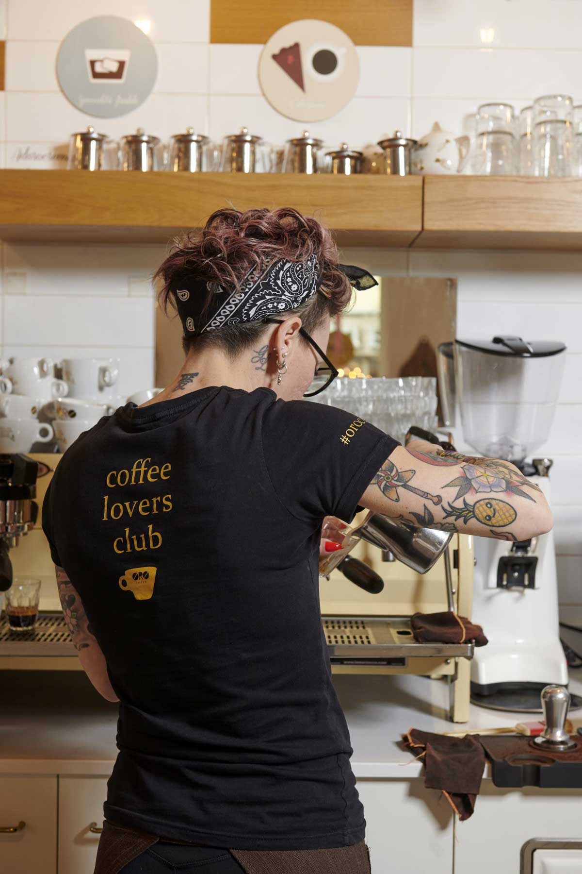 barista mentre prepara il Caffè in un Adoro Caffè | Oro Caffè