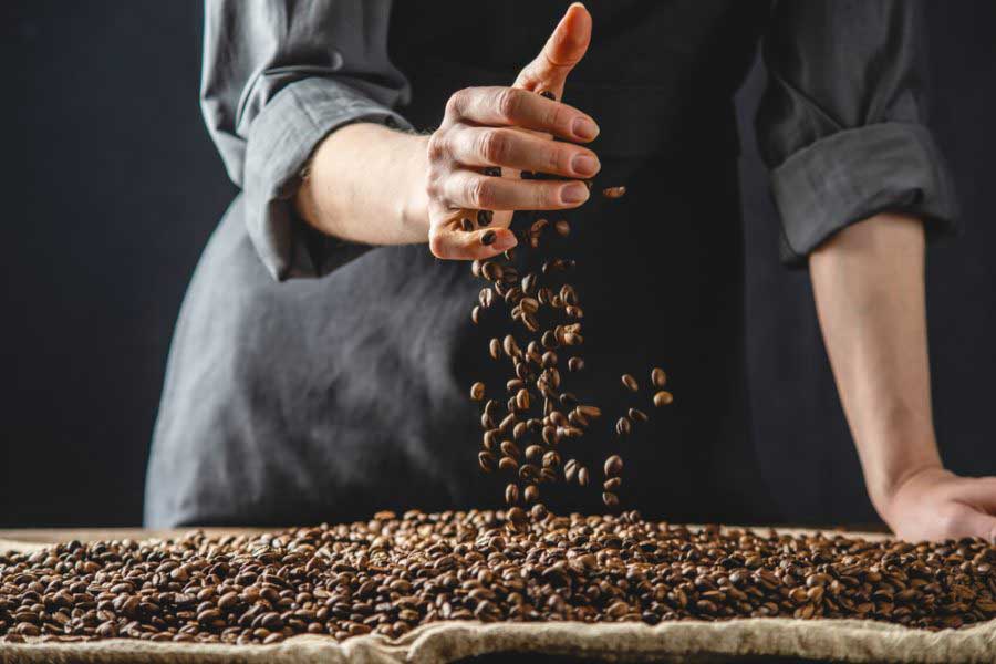 hands and coffee beans | Oro Caffè